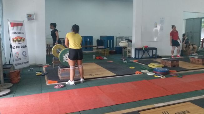 Lifter putri Indonesia, Sri Wahyuni Agustiani di tempat latihan. (suara.com/Pebriansyah Ariefana)