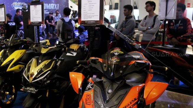 Kontes modifikasi online, Yamaha Customaxi, di Atrium Pejaten Village, Jakarta, Sabtu (24/2). 