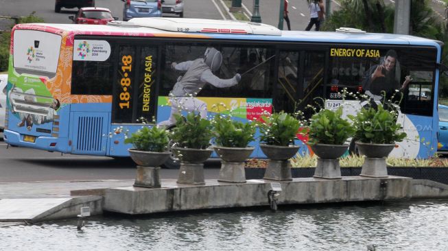 Bus Transjakarta melintas di kawasan Bundaran Hotel Indonesia, Jakarta, Sabtu (24/2).