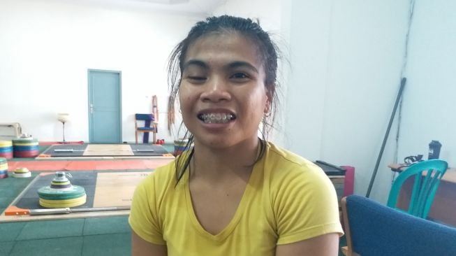 Lifter putri Indonesia, Sri Wahyuni Agustiani di tempat latihan. (suara.com/Pebriansyah Ariefana)