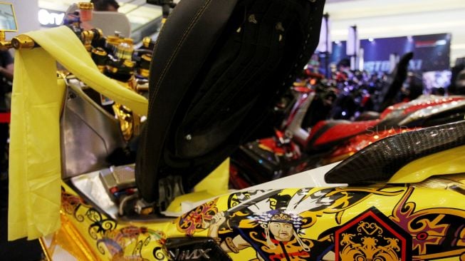 Kontes modifikasi online, Yamaha Customaxi, di Atrium Pejaten Village, Jakarta, Sabtu (24/2). 