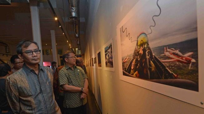 Menkominfo Rudiantara (kanan) dan Dirut Perum LKBN Antara Meidyatama Suryodiningrat mengamati karya foto ketika pameran dan peluncuran buku Kilas Balik Antara 2017 di Galeri Foto Jurnalistik Antara, Pasar Baru, Jakarta, Jumat (23/2).