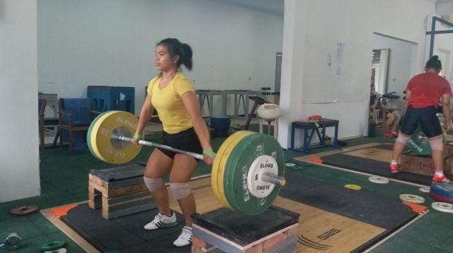 Lifter putri Indonesia, Sri Wahyuni Agustiani di tempat latihan. (suara.com/Pebriansyah Ariefana)