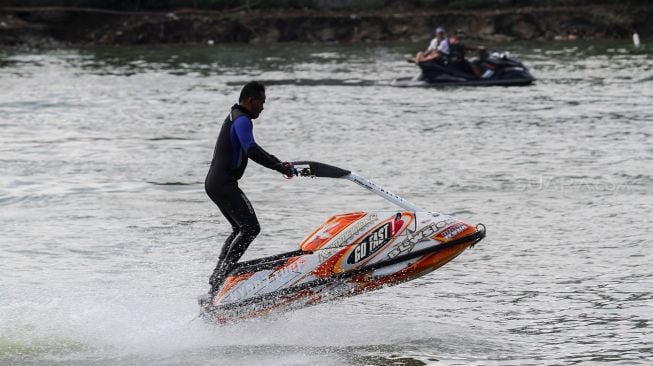 Warga memadati kawasan Festival Danau Sunter yang digelar di Jakarta, Minggu (25/2/2018). Festival yang baru pertama kali digelar tersebut diisi dengan beragam rangkaian acara seperti eksebisi olah raga, kesenian tradisional hingga bazaar. [suara.com/Kurniawan Mas'ud]