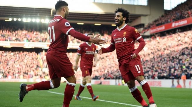 Mohamed Salah (kanan) merayakan gol bersama Alex Oxlade-Chamberlain (AFP/OLI SCARFF)