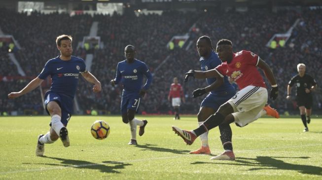 Pemain MU Paul Pogba melepaskan tendangan ke gawang Chelsea [AFP]