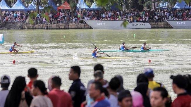 Warga memadati kawasan Festival Danau Sunter yang digelar di Jakarta, Minggu (25/2/2018). Festival yang baru pertama kali digelar tersebut diisi dengan beragam rangkaian acara seperti eksebisi olah raga, kesenian tradisional hingga bazaar. [suara.com/Kurniawan Mas'ud]

