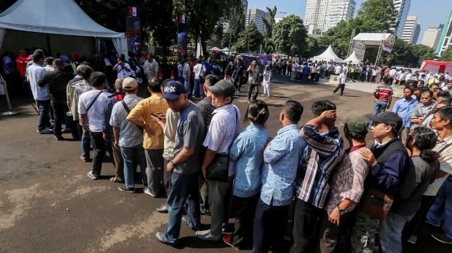 Antusias para pengemudi angkutan umum saat mengikuti pembuatan Surat Izin Mengemudi (SIM) A umum secara kolektif bagi pengemudi taksi online dan taksi reguler di komplek stadion GBK, Senayan, Jakarta, Minggu (25/2). [suara.com/Kurniawan Mas'ud]