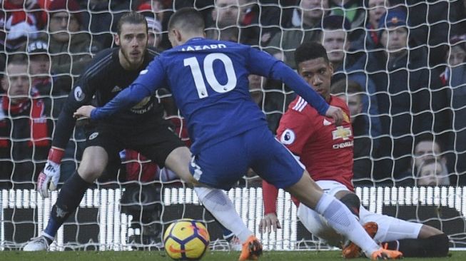 Pemain Chelsea Eden Hazard berhadapan dengan penjaga gawang MU David De Gea [AFP]