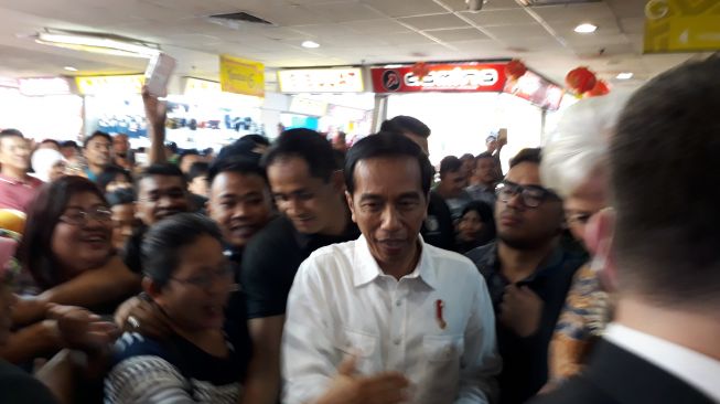 Jokowi Beli Baju di Tanah Abang Ditemani Direktur IMF