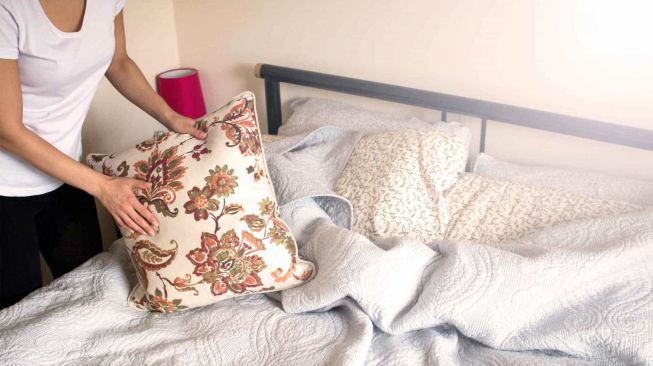 Ilustrasi membereskan tempat tidur di pagi hari. (Shutterstock)