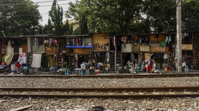 Warga bantaran rel di kawasan Bendungan Hilir, Jakarta, Senin (26/2).