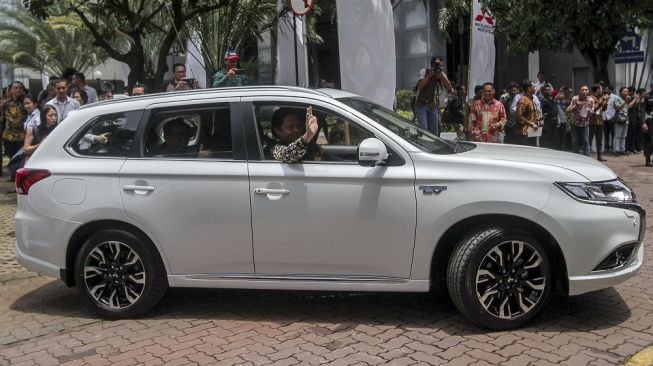 Menteri Perindustrian Airlangga Hartarto sedang mengendarai mobil hibrida Mitsubishi Outlander PHEV di Jakarta, Senin (26/2). [Suara.com/Kurniawan Mas'ud]