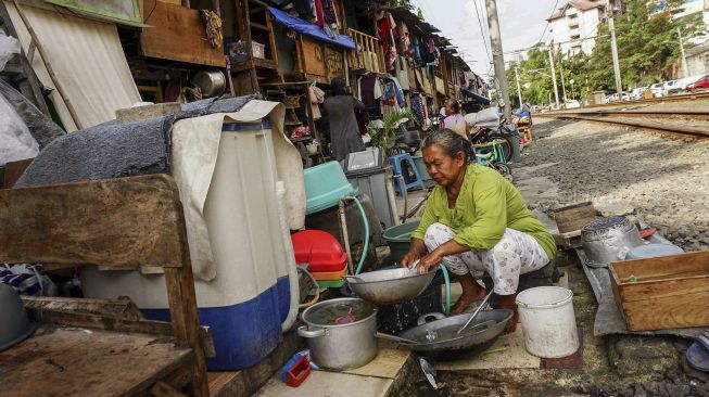 Warga bantaran rel di kawasan Bendungan Hilir, Jakarta, Senin (26/2).