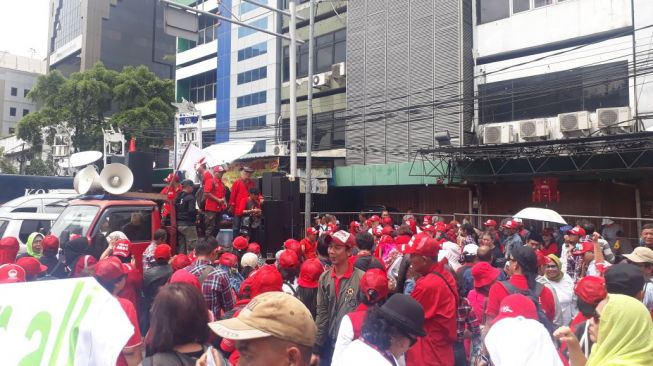 Massa di depan Pengadilan Negeri Jakarta Utara berdemo di Sidang PK Basuki Tjahaja Purnama. (suara.com/Welly Hidayat)