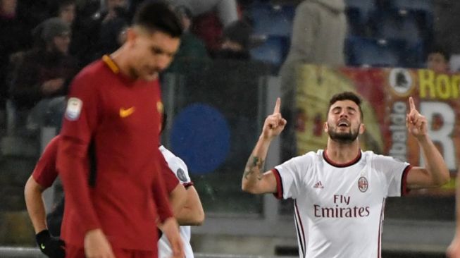 Ekspresi penyerang AC Milan, Patrick Cutrone, usai menjebol gawang AS Roma dalam lanjutan Liga Italia di Stadion Olimpico yang berkesudahan, 2-0, Minggu (25/2/2018). [AFP/Andres Solaro]