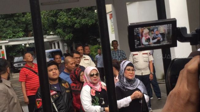 Elvy Sukaesih di Polda Metro Jaya, Senin (26/2/2018). [suara.com/Sumarni]