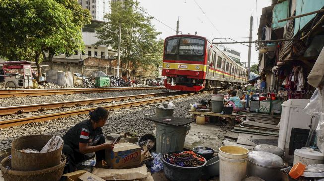 Warga bantaran rel di kawasan Bendungan Hilir, Jakarta, Senin (26/2).