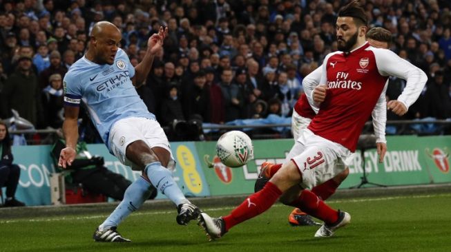 Kapten Man City Vincent Kompany (kiri) berebut bola dengan pemain Arsenal Kolasniac [AFP]