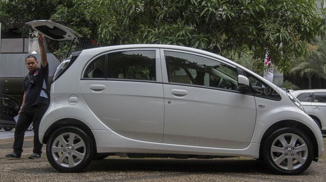 PT Mitsubishi Motors memperkenalkan mobil listrik Mitsubishi i-Miev di gedung Kementerian Perindustrian, Jakarta, Senin (26/2). 