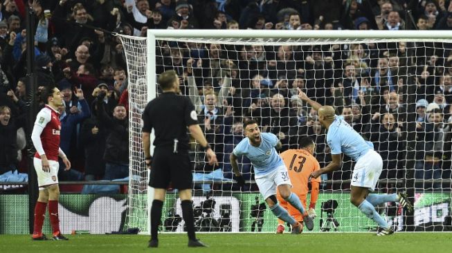 Kapten Man City Vincent Kompany (kanan) menjebol gawang Arsenal [AFP]