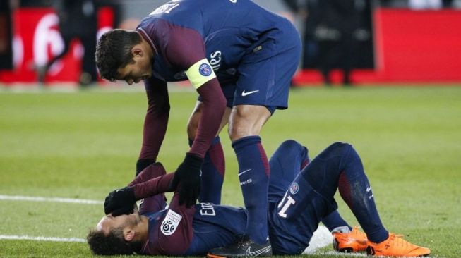 Megabintang PSG, Neymar Jr terkapar di laga kontra Olympique Marseille (AFP/GEOFFROY VAN DER HASSELT)