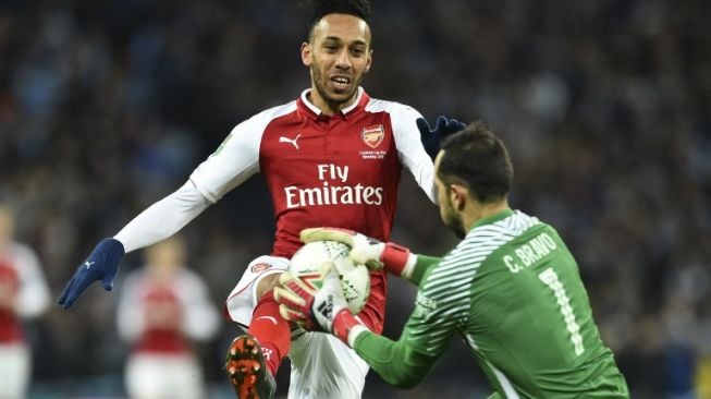 Penjaga gawang Man City Claudio Bravo menggagalkan peluang Arsenal [AFP]