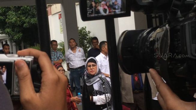 Elvy Sukaesih di Polda Metro Jaya, Senin (26/2/2018). [suara.com/Sumarni]