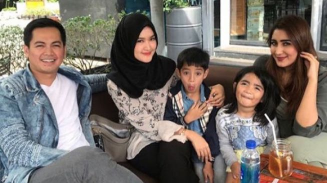 Tommy Kurniawan bersama istri barunya, Lisya Nurrahmi dan mantannya, Tania [Instagram/tommykurniawann]