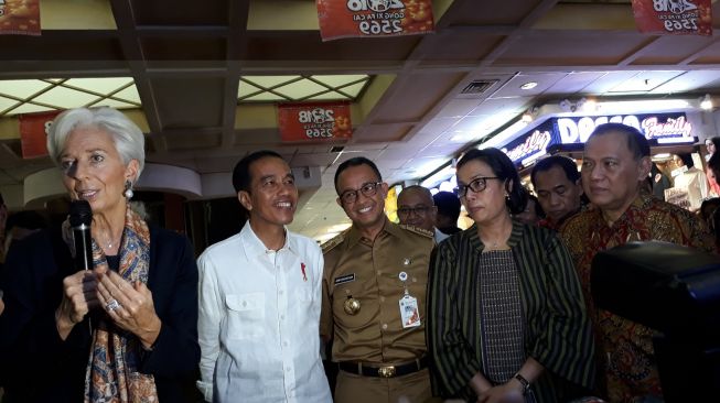 Di Tanah Abang, Direktur IMF Beli Baju Koko untuk Suami