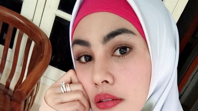 Postingan kartika putri