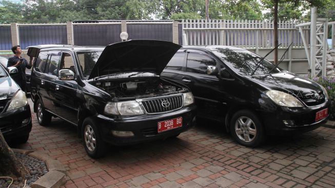 Calon peserta lelang melihat langsung kendaraan operasional Komisi Pemberantasan Korupsi (KPK) di Gedung KPK, Jakarta, Selasa (27/2). 