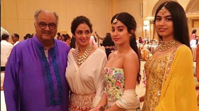 Sridevi bersama suami, Boney Kapoor dan dua putrinya, Jhanvi dan Khushi Kapoor. (Instagram)