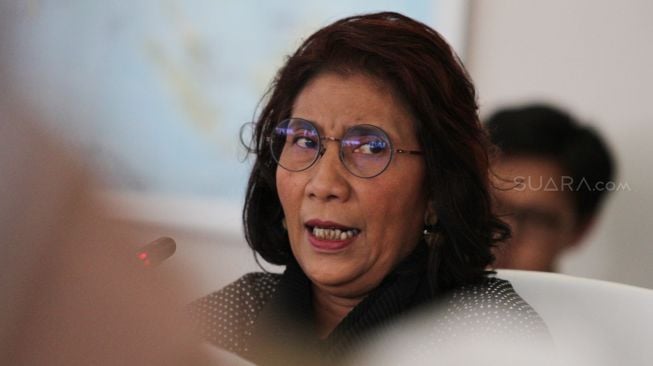 Menteri Kelautan dan Perikanan Susi Pudjiastuti memberikan keterangan mengenai penangkapan empat kapal ikan ilegal yang membawa narkoba jenis sabu, di gedung Kementerian KKP, Gambir, Jakarta, Rabu (27/2).