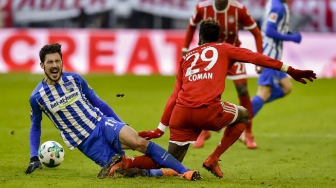 Pemain Bayern Munich Kingsley Coman berduel dengan pemain Hertha Berlin Mathew Leckie [AFP]