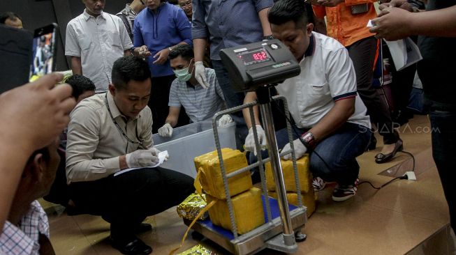 Bareskrim Polri dan Bea Cukai merilis barang bukti narkotika golongan I jenis sabu seberat 1,6 ton, hasil pengungkapan di perairan Kepulauan Riau, di Jakarta, Selasa (27/2). 