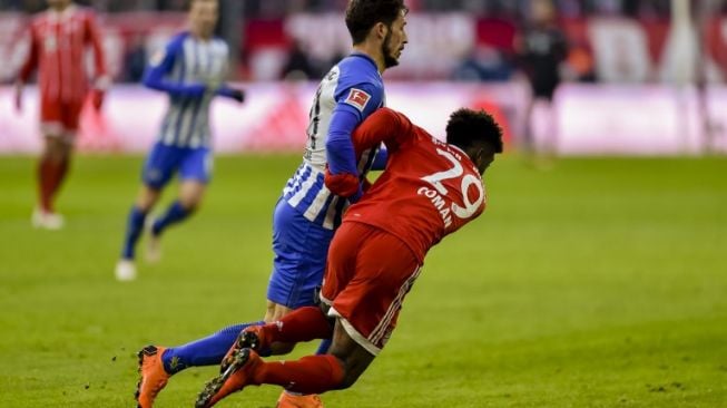 Pemain Bayern Munich Kingsley Coman berduel dengan pemain Hertha Berlin Mathew Leckie [AFP]