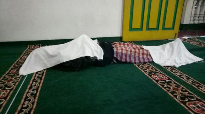 Haji Kaimin bin Bodong, muazin di Musala Al Muhajirin, Perumahan Aneka Elok Blok A, Kelurahan Penggilingan, Kecamatan Cakung, Jakarta Timur, meninggal dunia saat mengumandangkan azan salat Subuh, Minggu (25/2/2018). [Facebook/Surotul Hidayat]