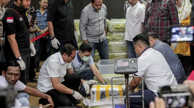 Polisi Kejar WN Cina Bos Pembawa 1,6 Ton Sabu ke Jawa