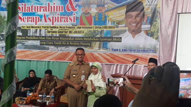 Anies Baswedan Cium Tangan Bocah SD yang Beri Puisi Pujian