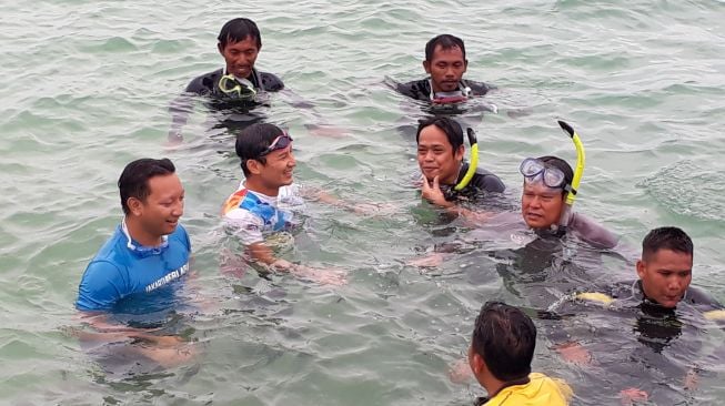 Berkantor di Pulau Seribu, Sandiaga Berenang dan Bertemu Nelayan