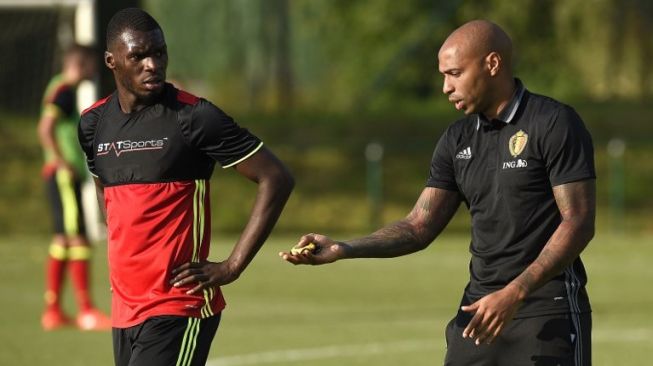 Thierry Henry (kanan) saat bertugas sebagai staf pelatih Timnas Belgia sedang memberi arahan pada Christian Benteke (AFP/JOHN THYS)