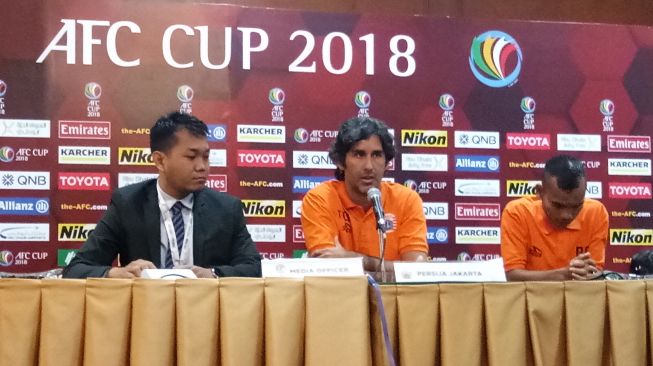 Pelatih Persija Stefano Cugurra Teco (tengah) dalam jumpa pers jelang pertandingan vs Tampines Rovers. (Suara.com/Adie Prasetyo) 