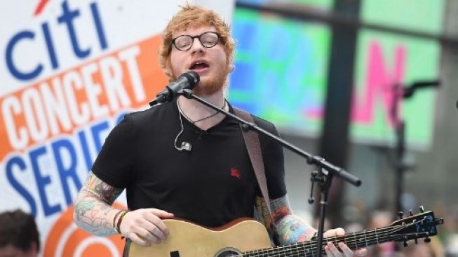 Ed Sheeran saat tampil di NBC Today, Rockefeller Plaza, New York City, 6 Juli 2017 [AFP]
