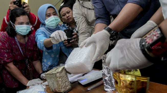 Bareskrim Polri dan Bea Cukai merilis barang bukti narkotika golongan I jenis sabu seberat 1,6 ton, hasil pengungkapan di perairan Kepulauan Riau, di Jakarta, Selasa (27/2). 