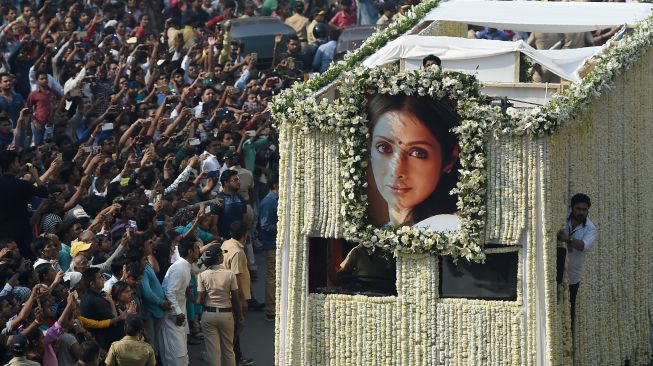 Ribuan orang mengiringi pemakaman Sridevi. (Punit Paranjpe/ AFP)