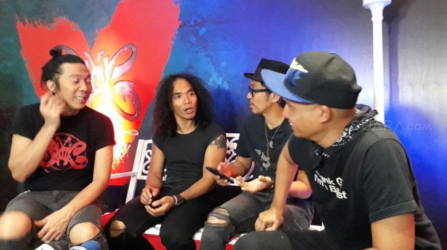 Grup band Slank usai menggelar konser di Balai Sarbini, Plaza Semanggi, kawasan Sudirman, Jakarta Selatan, Rabu (28/2/2018) [Suara.com/Ismail[