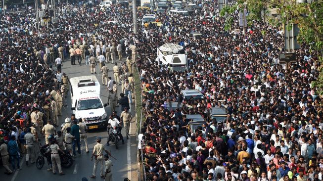 Ribuan orang mengiringi jenazah Sridevi. (Punit Paranjpe / AFP)