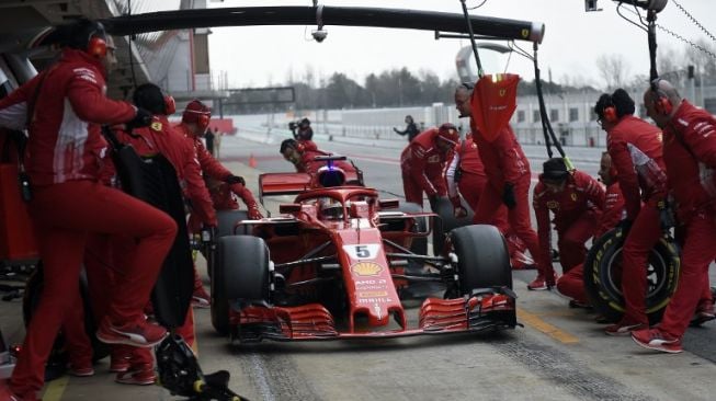 Pebalap Jerman Sebastian Vettel melakoni uji pramusim di Barcelona [AFP]