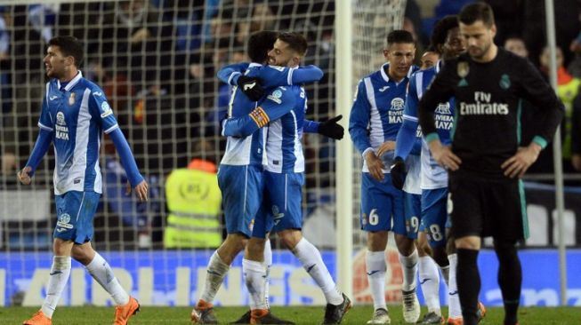 Pemain Espanyol rayakan kemenangan atas Real Madrid [AFP]